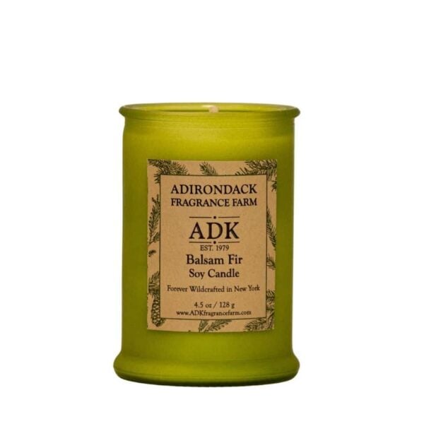 香脂冷杉蜡烛装在绿色玻璃罐中，带有 ADK 标签。 4.5盎司