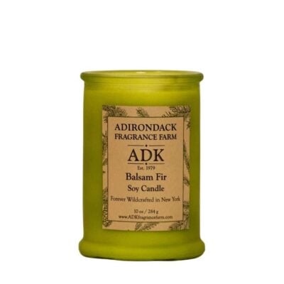 香脂冷杉蜡烛装在绿色玻璃罐中，带有 ADK 标签。 10盎司