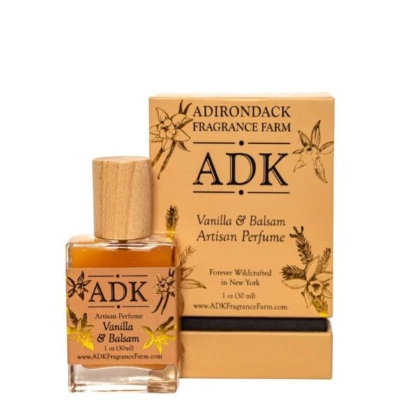 香草香脂香水盒。采用 ADK 标志和金色花卉设计。