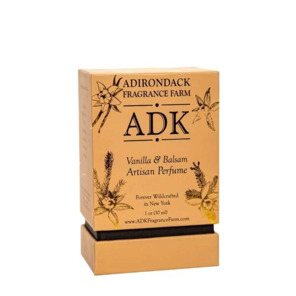 香草香脂香水盒。采用 ADK 标志和金色花卉设计。